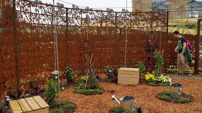 Au cœur, dans la chambre de la biodiversité, des fleurs grimpantes (jaillies d’arrosoirs) et des légumes (poireau, chou, betterave, haricots d’Espagne, carottes…) expriment l’abondance et jouent sur les densités, les formes et textures des feuillages, les volumes, les couleurs… Le visiteur peut y méditer sur son rôle d’Homme dans l’écosystème. © C. Julhiet-Détroyat/C. Pasquer